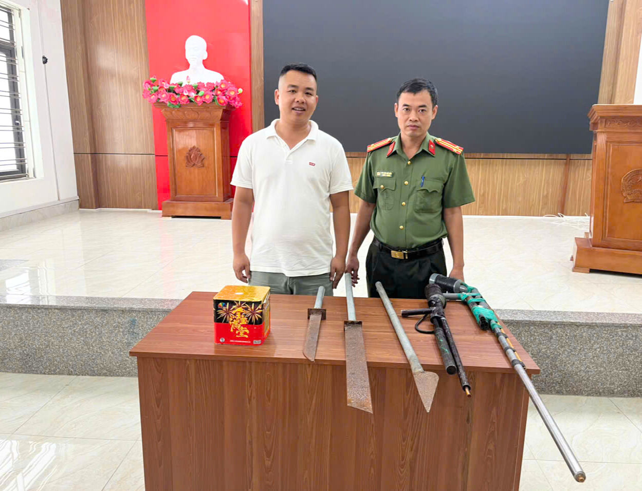 Công an phường Nam Triệu tiếp nhận vũ khí, công cụ hỗ trợ và pháo hoa nổ do người dân giao nộp